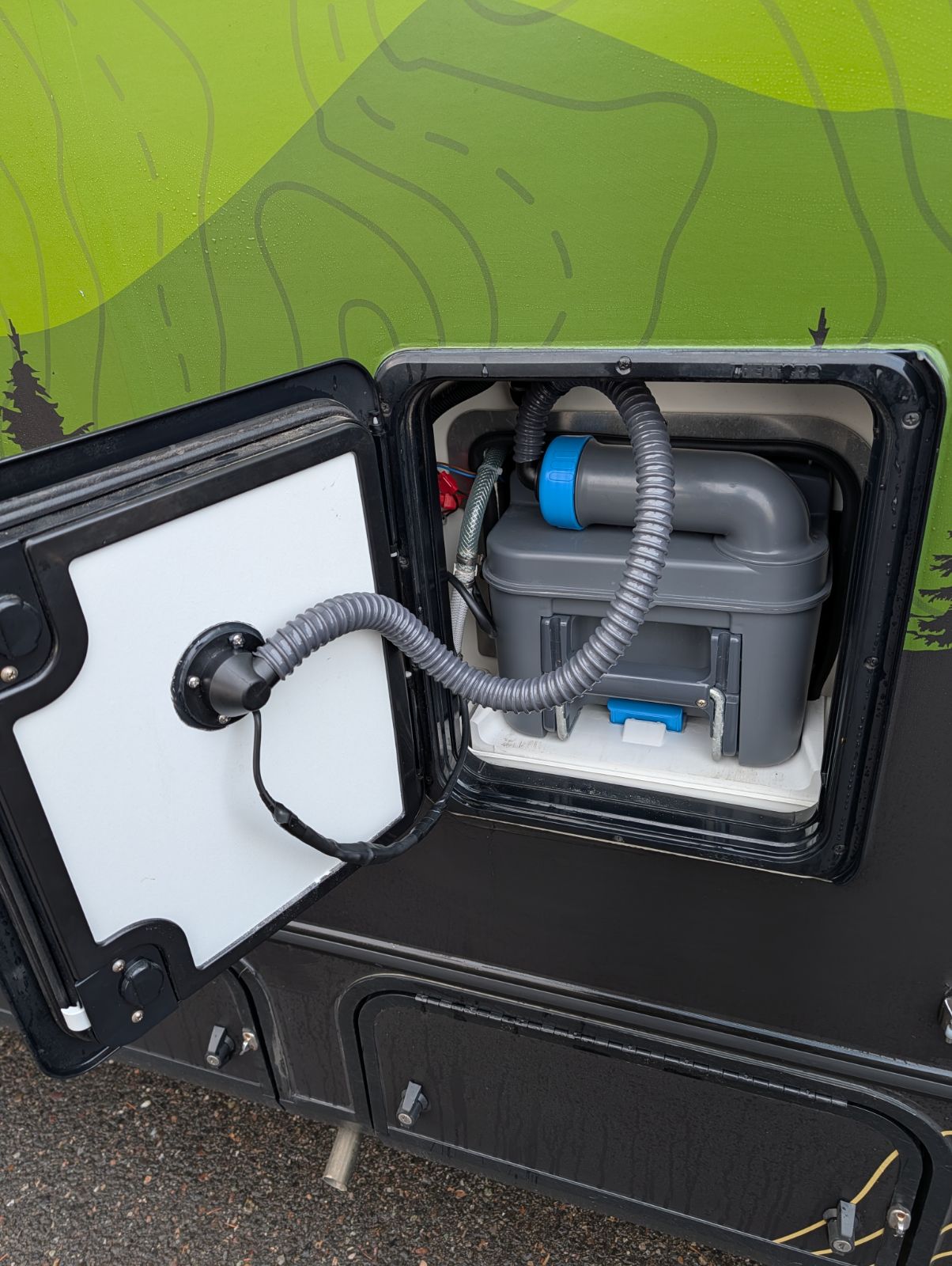 SOG Toilet/Cassette Active Charcoal Vent System – Compatible with Thetford C220 (H Type Doors Only)