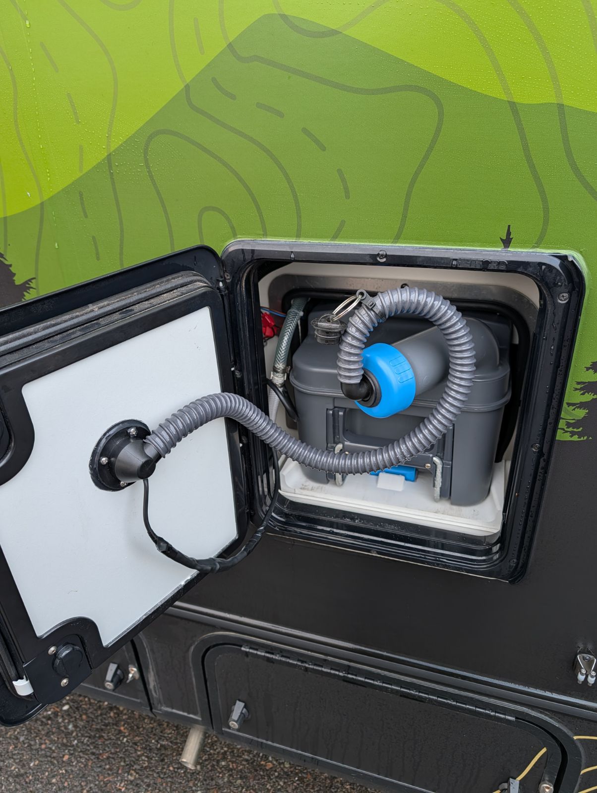 SOG Toilet/Cassette Active Charcoal Vent System – Compatible with Thetford C220 (H Type Doors Only)